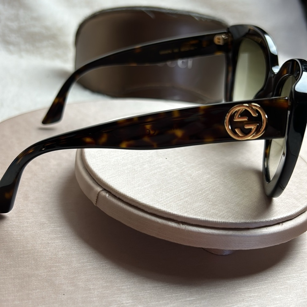 Gucci Sunglasses with Case. #20 - Picture 5 of 12
